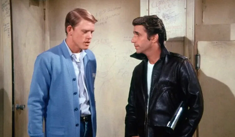 Ron Howard's RIchie Cunningham talks to Henry Winkler's Arthur Fonzarelli in a bathroom in Happy Days