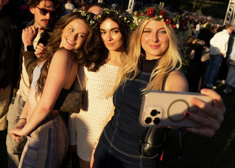 From right: Grace Hipple takes a selfie with Peyton Traywick and Hannah Marty at the Hardly Strictly Bluegrass music festival on Saturday, Oct. 4, 2025, in San Francisco, Calif. (Santiago Mejia/S.F. Chronicle)