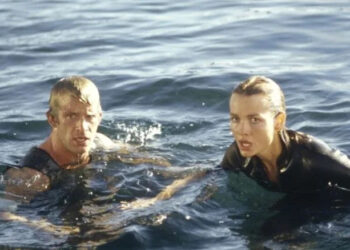 Carter Blake and Dr. Susan work together to kill the shark in Deep Blue Sea