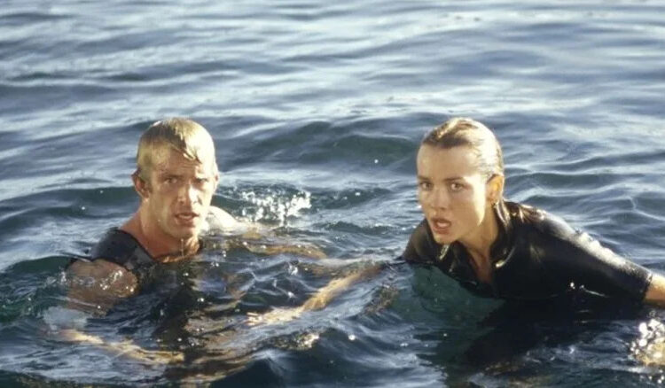 Carter Blake and Dr. Susan work together to kill the shark in Deep Blue Sea