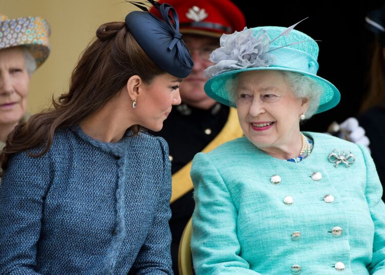 NOTTINGHAM, ENGLAND - JUNE 13: Queen Elizabeth II and Catherine, Duchess of Cambridge (L) attend Vernon Park during a Diamond Jubilee visit to Nottingham on June 13, 2012 in Nottingham, England. (Photo by Samir Hussein/WireImage)