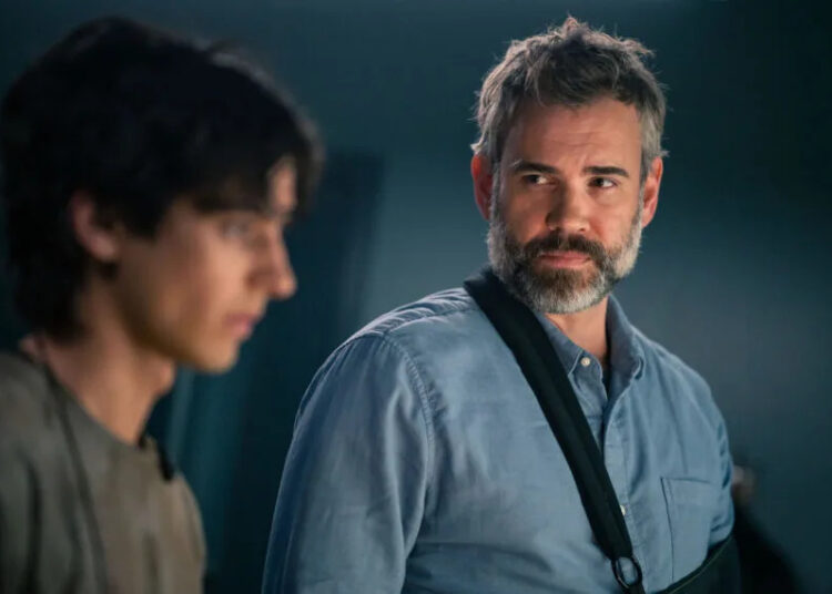 MURDER IN A SMALL TOWN: L-R: Guest Star Jacob Shoemay and Rossif Sutherland in the “Strangers Among Us” episode of MURDER IN A SMALL TOWN airing Tuesday, Oct. 21 (8:00-9:00PM ET/PT) on FOX. ©2025 Fox Media LLC. CR: Kailey Schwerman/ FOX.
