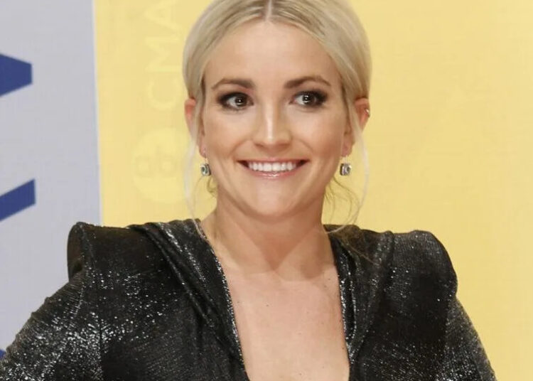 Jamie Lynn Spears arrives at the 2016 Country Music Awards