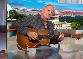 Jeff Daniels Shares Song 'Crazy World' Inspired by Anti-Trump Protests