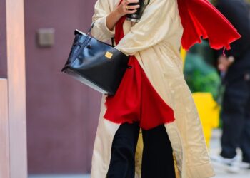 *exclusive* new york, ny jennifer lawrence is setting a new trend for fall with an earthy red oversized scarf, combining hiking shoes with a birkin bag. pictured: jennifer lawrence backgrid usa 9 october 2025 byline must read: diamond / backgrid usa: +1 310 798 9111 / usasales@backgrid.com uk: +44 208 344 2007 / uksales@backgrid.com *uk clients pictures containing children please pixelate face prior to publication*