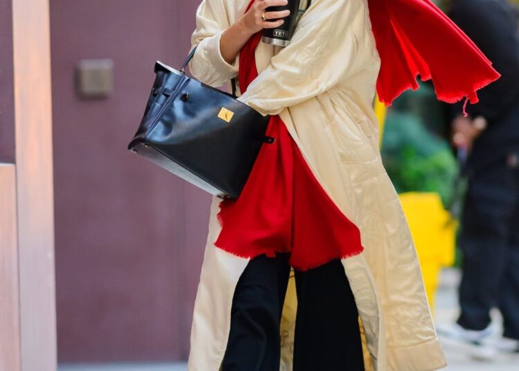 *exclusive* new york, ny jennifer lawrence is setting a new trend for fall with an earthy red oversized scarf, combining hiking shoes with a birkin bag. pictured: jennifer lawrence backgrid usa 9 october 2025 byline must read: diamond / backgrid usa: +1 310 798 9111 / usasales@backgrid.com uk: +44 208 344 2007 / uksales@backgrid.com *uk clients pictures containing children please pixelate face prior to publication*