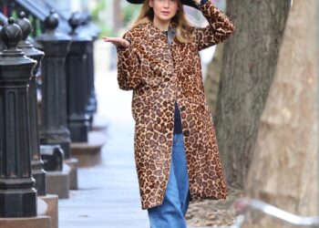 *exclusive* new york, ny jennifer lawrence was spotted wearing a witch’s hat, fully embracing the halloween spirit ahead of the big night. the actress appeared in a playful mood during her festive outing in new york city. pictured: jennifer lawrence backgrid usa 26 october 2025 byline must read: t.jackson / backgrid usa: +1 310 798 9111 / usasales@backgrid.com uk: +44 208 344 2007 / uksales@backgrid.com *uk clients pictures containing children please pixelate face prior to publication*