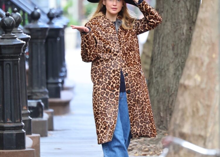 *exclusive* new york, ny jennifer lawrence was spotted wearing a witch’s hat, fully embracing the halloween spirit ahead of the big night. the actress appeared in a playful mood during her festive outing in new york city. pictured: jennifer lawrence backgrid usa 26 october 2025 byline must read: t.jackson / backgrid usa: +1 310 798 9111 / usasales@backgrid.com uk: +44 208 344 2007 / uksales@backgrid.com *uk clients pictures containing children please pixelate face prior to publication*