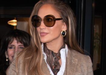 Jennifer Lopez Tries the ‘Toasted’ Mani Trend With an Unexpected Nail Shape