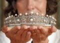 The Airlie Tiara is set with cushion-shaped, rose-cut and old brilliant diamonds, over 34 carats in weight, decorated as daisies and ivy which alternate across the band