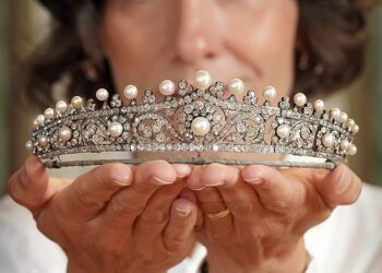The Airlie Tiara is set with cushion-shaped, rose-cut and old brilliant diamonds, over 34 carats in weight, decorated as daisies and ivy which alternate across the band
