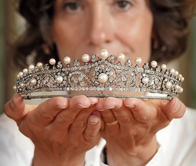 The Airlie Tiara is set with cushion-shaped, rose-cut and old brilliant diamonds, over 34 carats in weight, decorated as daisies and ivy which alternate across the band