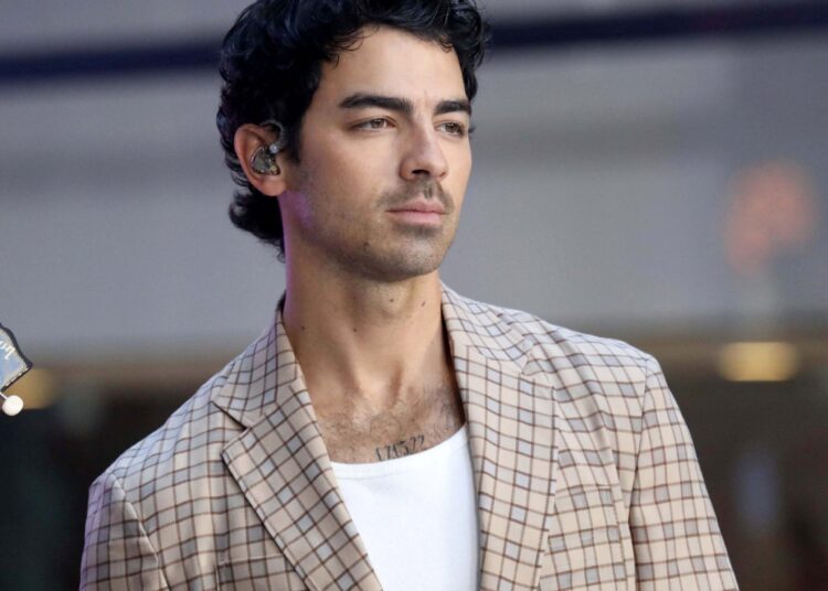Joe Jonas Sets the Record Straight on Cocaine Use Following Viral Video of Him Wiping Nose During Concert – Globe Magazine