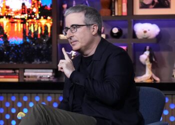 John Oliver savages Stephen Miller with 'loser' putdown - Celebrity News - Entertainment