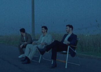 Jonas Brothers pay tribute to the Bee Gees with their new song 'No Time to Talk'