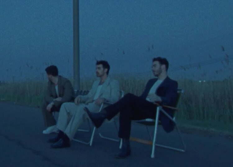 Jonas Brothers pay tribute to the Bee Gees with their new song 'No Time to Talk'