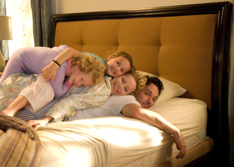Iris and Maude Apatow and Leslie Mann pile on top of Paul Rudd in bed in "Knocked Up."