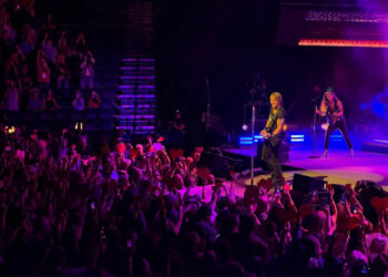 Hundreds of Keith Urban fans inside Bridgestone Arena held up red hearts to surprise the country singer during his song "Somebody Like You."