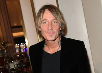 Keith Urban sports black blazer and shirt