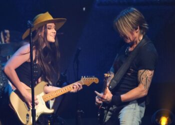 Keith Urban's guitarist sings about fighting feelings - Celebrity News - Entertainment