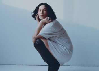 Kelly Lee Owens announces new EP 'Kelly' with urgent single 'Ascend'