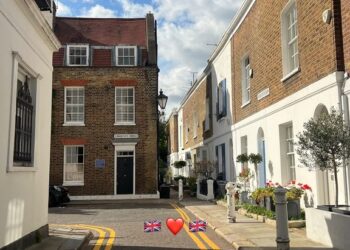 Photo shared by Lola Consuelos of London street