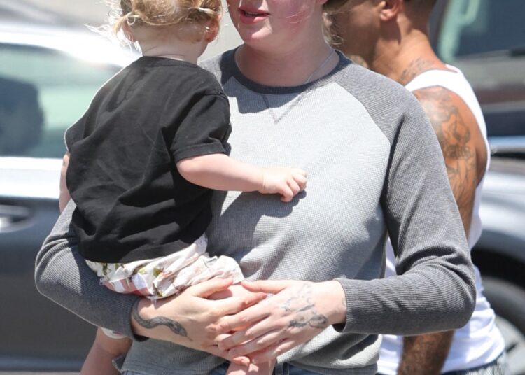 Kim Basinger and Alec Baldwin’s Daughter Ireland Slams ‘Poisonous’ Family Members in Scathing Blog Post – Globe Magazine