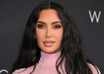 Kim Kardashian walks red carpet wearing pink dress