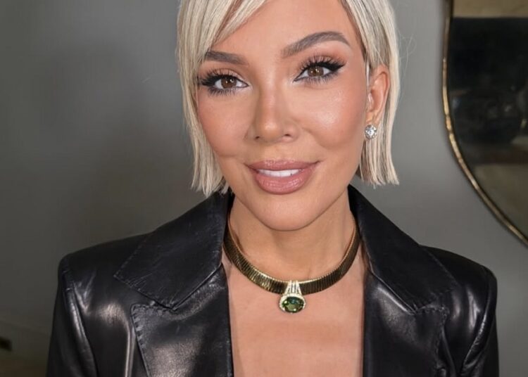 Kris Jenner Continues to Turn Back Time by Debuting Platinum Blonde Transformation Amid Facelift Admission – Star Magazine