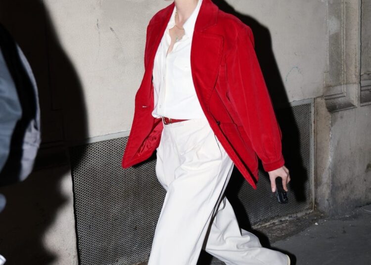 paris, france kristen stewart stuns in a red and white outfit while out and about in paris, after wrapping up the day filming "full phil" with woody harrelson. pictured: kristen stewart backgrid usa 15 october 2025 byline must read: aissaoui nacer / backgrid usa: +1 310 798 9111 / usasales@backgrid.com uk: +44 208 344 2007 / uksales@backgrid.com *uk clients pictures containing children please pixelate face prior to publication*