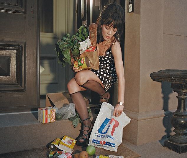 Lily Allen made a statement as a single woman as she showed off her bare wedding finger while shooting for her new 'break-up' album following her divorce