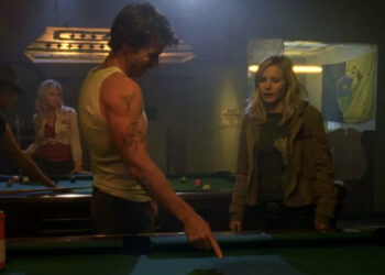 taylor Sheridan's Danny Boyd shows Kristen Bell's Veronica Mars a patch of blood on a pool table in a bar in Veronica Mars
