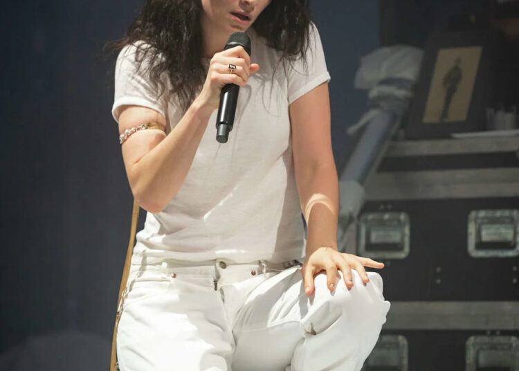 The New Zealand singer-songwriter's Berkeley show was the only Bay Area stop on her Ultrasound Tour. (Joseph Okpako/WireImage)