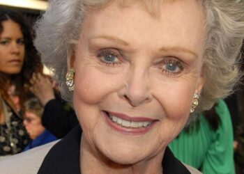 Lost in Space and Lassie star June Lockhart dies at 100 - Celebrity News - Entertainment