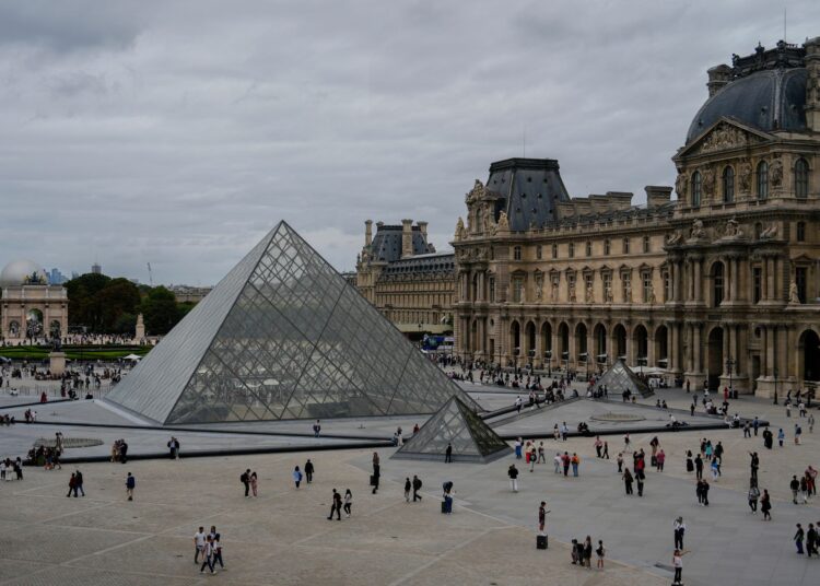 Louvre Museum closes after theft
