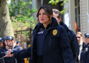 Mariska Hargitay wears a police uniform while filming a scene for "SVU."