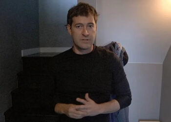 Mark Duplass telling a fake cancer story in Creep.