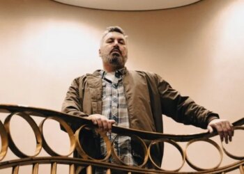 Mike Bern releases evocative new single ‘Into the River’