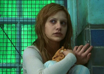 Elisabeth clutches her doll in the institution in Don't Say a Word (2001)
