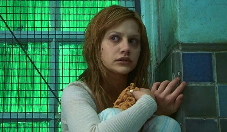 Elisabeth clutches her doll in the institution in Don't Say a Word (2001)