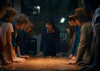 STRANGER THINGS: SEASON 5. (L to R) Joe Keery as Steve Harrington, Natalia Dyer as Nancy Wheeler, Charlie Heaton as Jonathan Byers, Maya Hawke as Robin Buckley, Finn Wolfhard as Mike Wheeler, Winona Ryder as Joyce Byers, Noah Schnapp as Will Byers, Gaten Matarazzo as Dustin Henderson, and Caleb McLaughlin as Lucas Sinclair in Stranger Things: Season 5. Cr. COURTESY OF NETFLIX © 2025