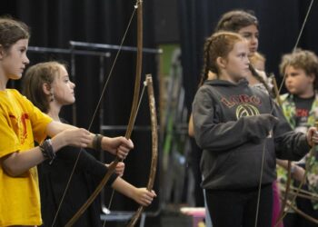 New England Youth Theatre's 'Robin Hood' features 'fearless, fun storytelling' | Entertainment