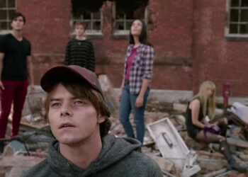 The New Mutants emerge from the wreckage of a building in The New Mutants