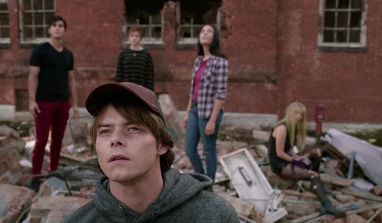 The New Mutants emerge from the wreckage of a building in The New Mutants