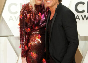 NICOLE KIDMAN and KEITH URBAN CMA Awards 2019 - RED CARPET