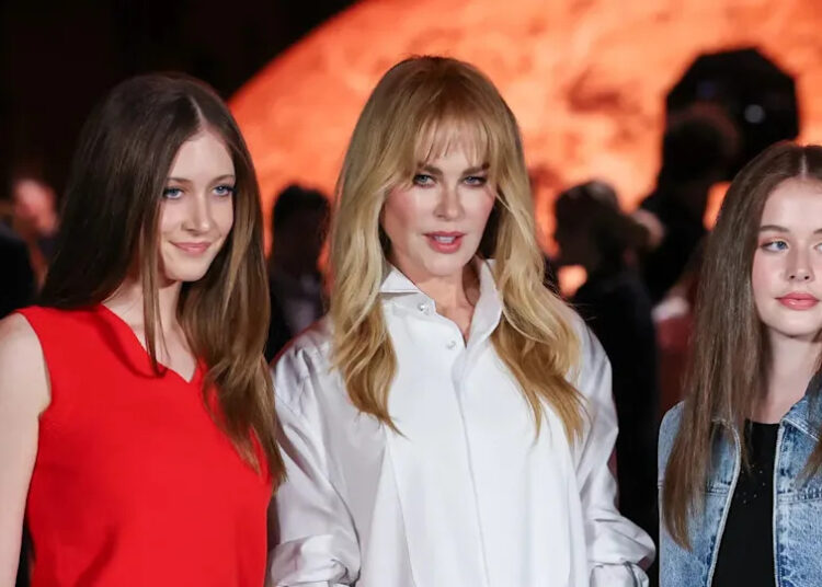 Nicole Kidman and her two daughters