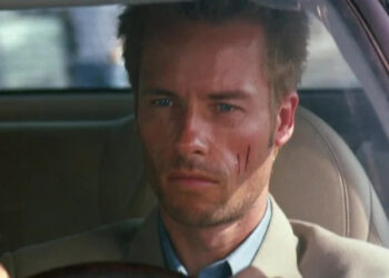 Guy Pearce as Leonard driving a car in Memento