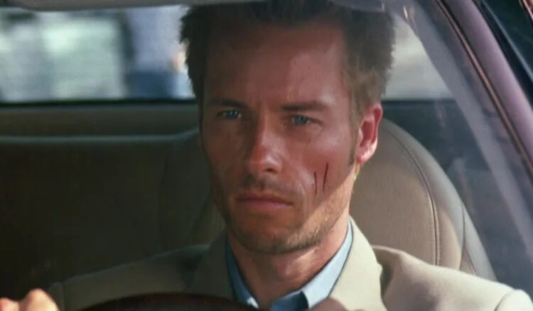 Guy Pearce as Leonard driving a car in Memento