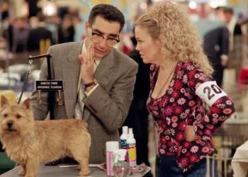 Cookie and Gerry confer at a grooming table in Best in Show (2000)