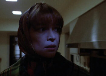 Ellen Burstyn as Chris looking nervous in her kitchen in The Exorcist